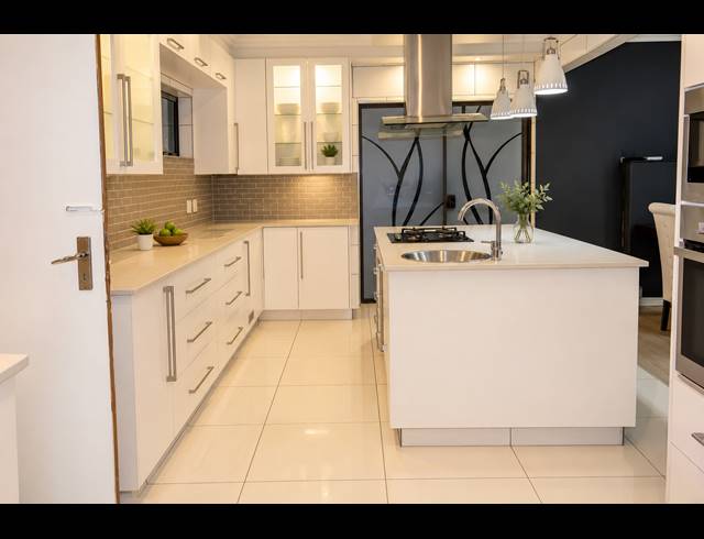 3 BEDROOM FREEHOLD FOR SALE IN FARRARMERE